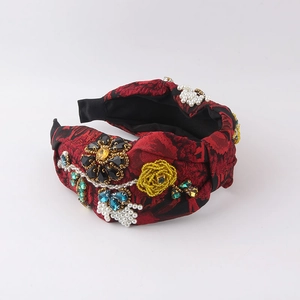 Cerchietto largo di lusso in broccato rosso e nero con fiori di perline e gemme blu goccia