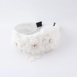 Serre-tête tendance fait main avec fleurs en perles blanches et strass étincelants