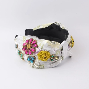 Cerchietto largo a fiori con perle cucite a mano e strass colorati su tessuto grigio