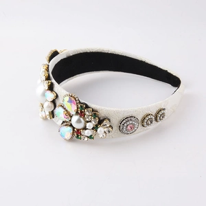 Vue détaillée du serre-tête baroque avec cristaux colorés, perles et bijoux de tête