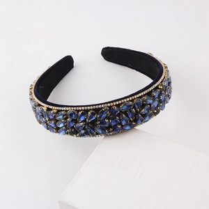 Detalle de diadema barroca de terciopelo con pedrería azul oscuro y ribete de cristal