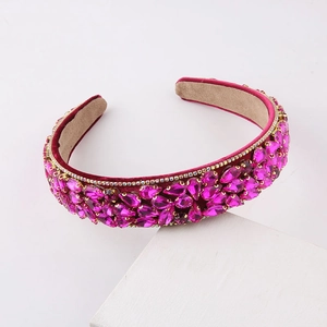 Diadema de terciopelo magenta barroco con cristales lujosos y diseño acolchado elegante