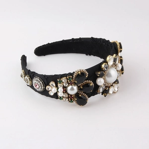 Détail macro du serre-tête baroque avec perles blanches, gemmes noires et strass colorés