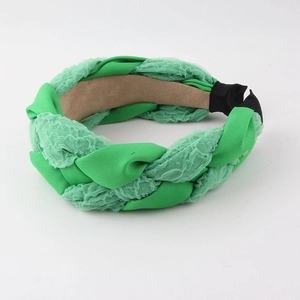 Serre-tête tressé vert chic en tissu et dentelle pour un look féminin élégant et moderne