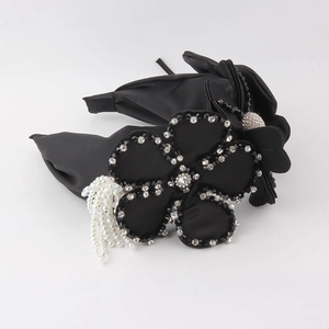 Serre-tête élégant en satin noir avec fleurs en strass et décoration de pompons en perles