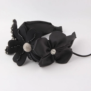 Serre-tête élégant en tissu noir avec grandes fleurs faites main et strass brillants