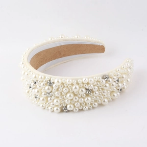 Serre-tête large de luxe avec perles blanches et strass sur une base beige
