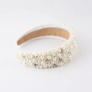 Serre-tête large élégant avec perles et strass sur fond blanc pour femmes et fêtes