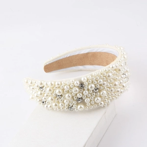 Détail d'un serre-tête large orné de perles d'imitation et de strass scintillants