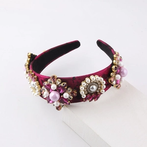 Detail eines fuchsiafarbenen Satin-Stirnbands mit Kristallen, Perlen und Strass