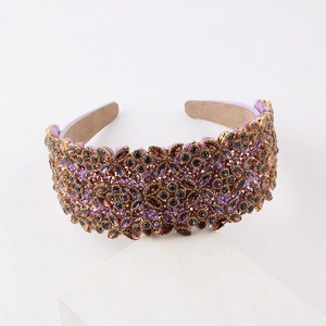 Détail du serre-tête baroque violet avec perles de cristal et ornements en métal fleuri