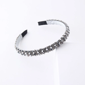 Cerchietto alla moda con perle di cristallo grigio argento sfaccettate su supporto bianco