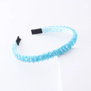 Dettaglio del cerchietto con perle di cristallo azzurro con fodera in raso e punte morbide