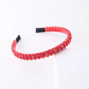 Dettaglio del cerchietto con perle di cristallo rosse e rivestimento in raso protettivo