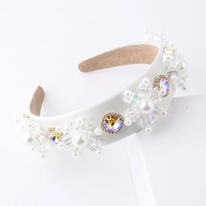 Serre-tête baroque de luxe avec perles blanches et fleurs de cristal sur cuir élégant