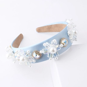 Gros plan du serre-tête baroque bleu clair avec perles et fleurs en cristal étincelantes