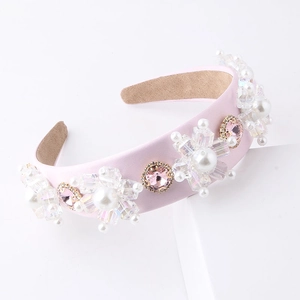 Détail d'un serre-tête baroque avec cristaux roses, perles blanches et fleurs perlées 3D