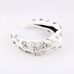 Elegante diadema de tela blanca con nudo y brillantes de cristal en forma de corazón