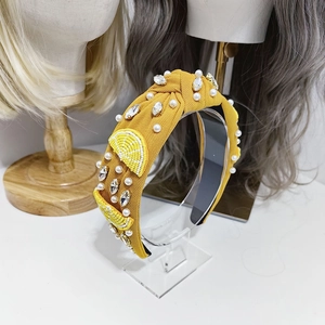Vue détaillée du serre-tête jaune côtelé avec perles de cristal et broderie de citron