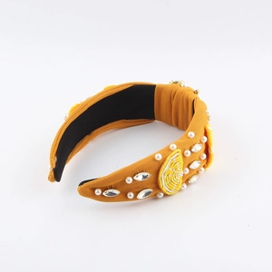 Vue détaillée du serre-tête jaune avec perles, cristaux et motifs de citrons
