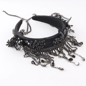 Serre-tête en satin noir style gothique avec décor araignée et franges en strass brillants