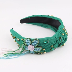 Serre-tête en tissu vert avec strass, perles et pompons colorés suspendus