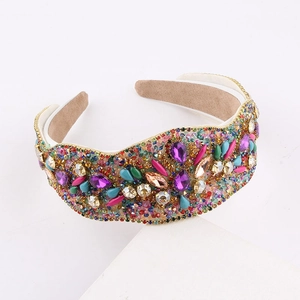 Diadema barroca colorida con cristales y diamantes de imitación en soporte blanco