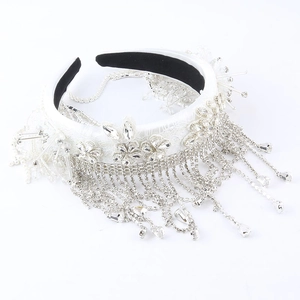 Serre-tête de luxe avec pompons en strass, dentelle blanche et fleurs en cristal élégantes