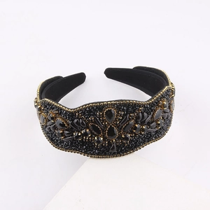Diadema barroca ancha de terciopelo con pedrería negra y borde de perlas doradas