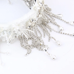Gros plan sur les pompons en strass étincelants et les détails de cristaux sur le bandeau