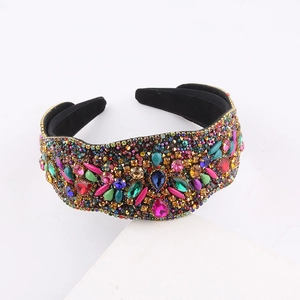 Detalle de diadema barroca de lujo con diamantes de imitación y base de terciopelo
