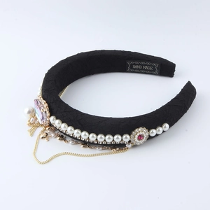 Baroque padded headband with pearls, rhinestones and golden heart chain tassels