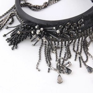 Vue détaillée du serre-tête gothique noir avec franges de perles et strass brillants