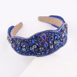 Vista de detalle de la diadema barroca azul oscuro con pedrería y perlas