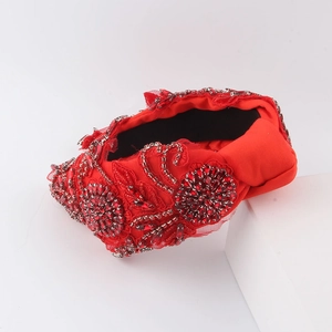 Serre-tête baroque de luxe en tissu rouge avec strass étincelants et détails dentelle