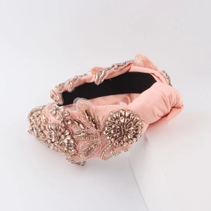 Serre-tête baroque en satin rose orné de strass brillants et fleurs en dentelle