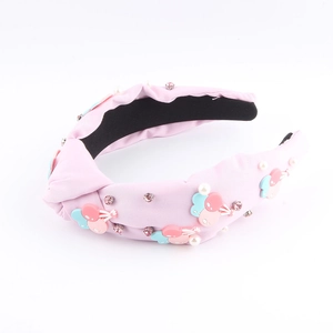 Détails du serre-tête rose en tissu avec ballons 3D, strass et perles blanches