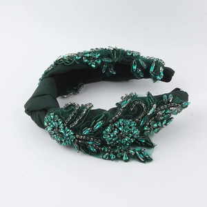 Détail du serre-tête vert émeraude avec strass et broderies de perles florales de luxe