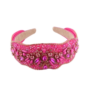 Diadema barroca ancha con pedrería rosa y cristales púrpuras sobre base aterciopelada