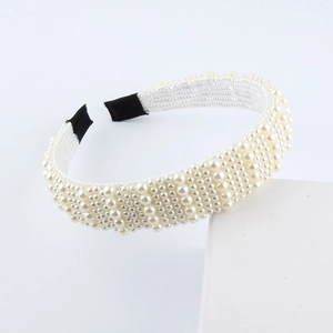 Serre-tête élégant tressé de perles blanches sur support minimaliste pour coiffure de mariée
