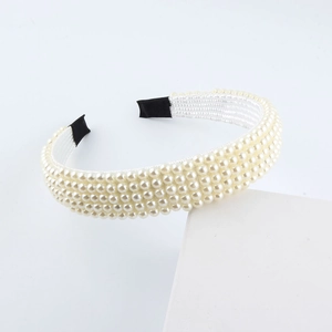 Détail du serre-tête à quatre rangées de perles avec embouts en tissu noir