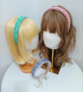 Serre-tête baroque tendance avec strass colorés et pompons en chaîne métallique brillante