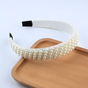Détail d'un bandeau élégant avec perles tissées sur plusieurs rangs sur base tissu
