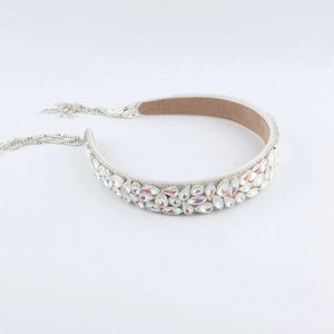 Serre-tête style baroque avec strass colorés et pampilles en métal argenté