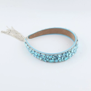 Détail du serre-tête baroque bleu ciel avec strass étincelants et franges argentées