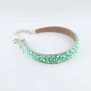 Serre-tête baroque avec strass marquise verts et pampilles à chaînes argentées