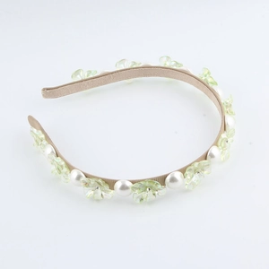 Elegante cerchietto con fiori traslucidi e perle bianche su base di tessuto color champagne