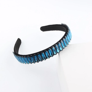 Détail d'un serre-tête en velours noir avec décorations en perles de cristal bleu foncé