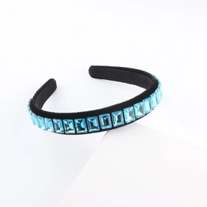Serre-tête en velours tendance avec cristaux rectangulaires bleu clair sur socle blanc