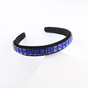 Serre-tête tendance en velours noir orné d'élégants cristaux bleus brillants